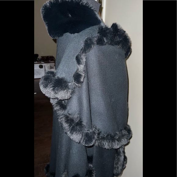 Brand New One-size-fits all Faux Mink Fur Wrap. NWT - Picture 6 of 15